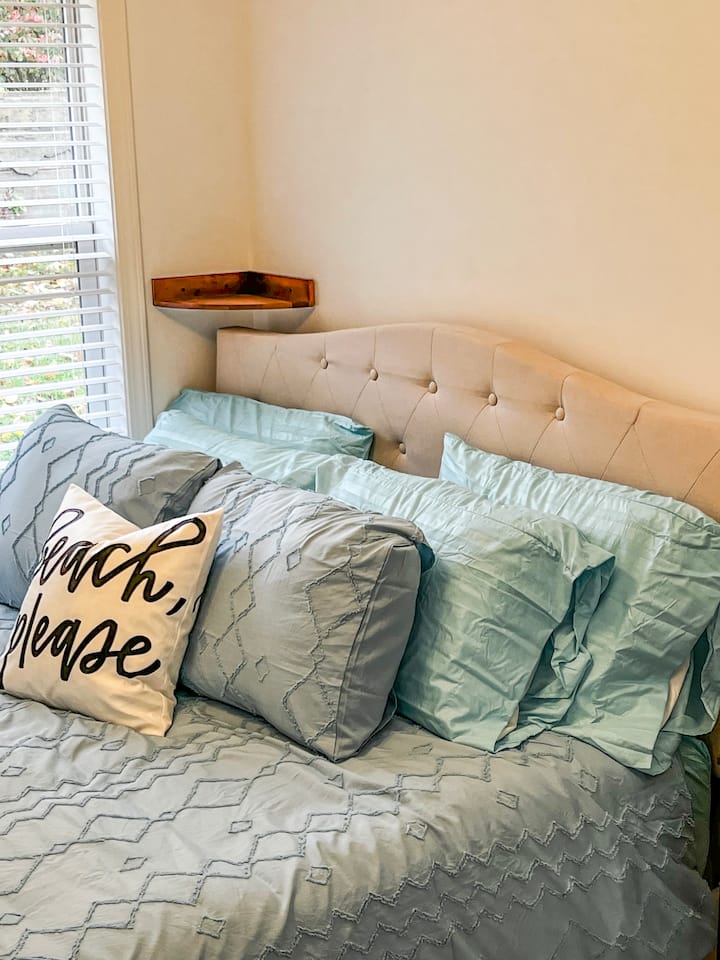 Privatna spavaća soba s bračnim krevetom i TV-om