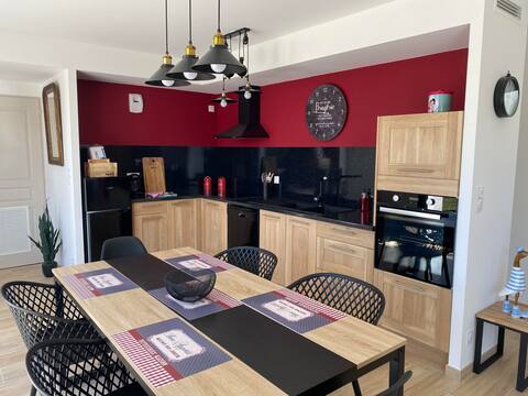 Popular Airbnb listing: Pretty Cozy House Noirmoutier in Noirmoutier En L'île
