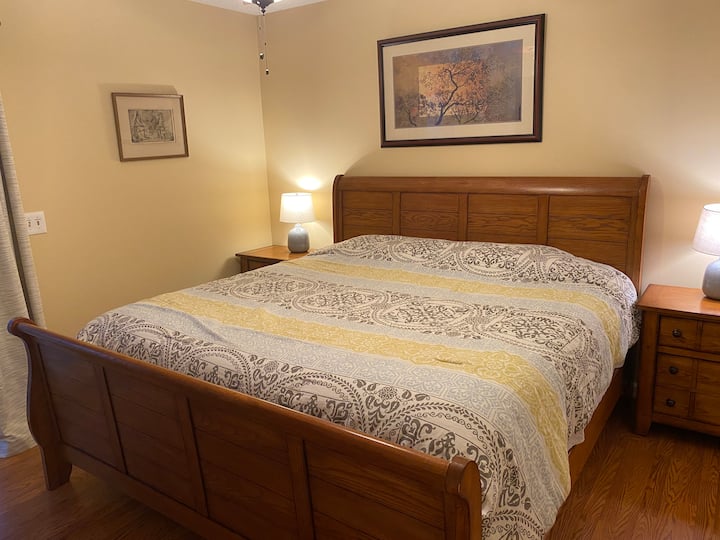 Dhoma kryesore e gjumit ka krevat dopio "king", banjë brenda në suitë dhe rrëshqitës që të çon në verandë të kontrolluar.