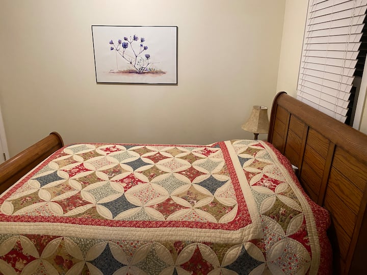 Dhoma e katërt e gjumit ka krevat dopio "queen".