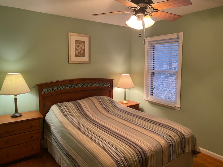 Dhoma e gjumit e dytë ka një krevat dopio "queen"