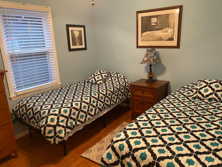 Dhoma e tretë e gjumit ka 2 krevate dopio XL.