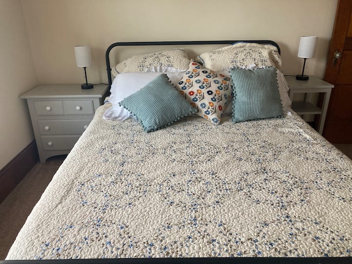 Runinga katika chumba hiki cha kulala. 