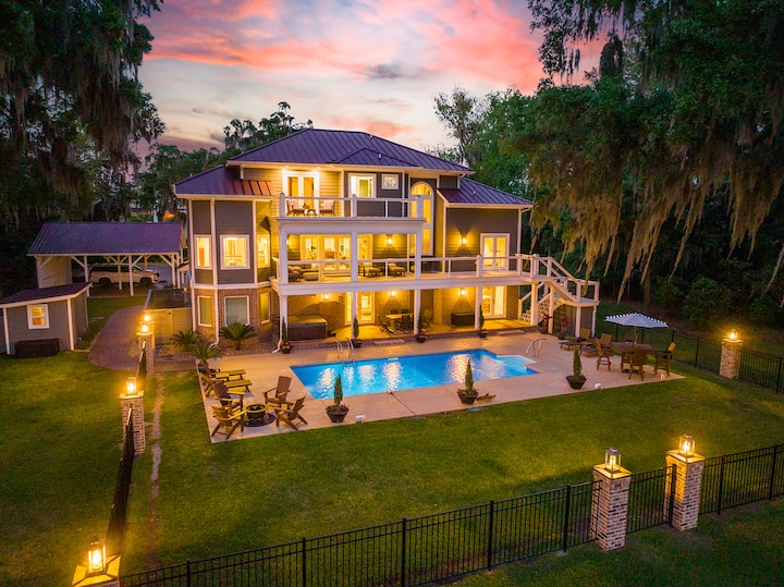 Waterfront w/ Pool & Hot Tub - 10 Min to Downtown