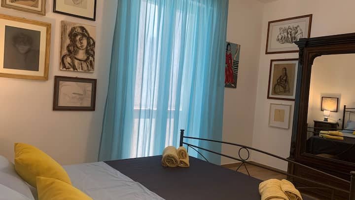 Подробности за спалнята с малко двойно легло