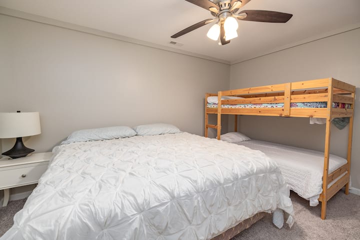 Dormitorio 6 en la planta baja tamaño king con litera doble, ventilador de techo, mesitas de noche, armario.  Capacidad para 4 personas.