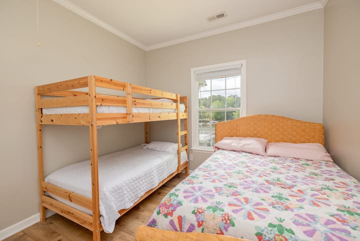 Dormitorio 4: cama completa con litera individual, ventilador de techo, armario y mesa auxiliar  para 4 personas.