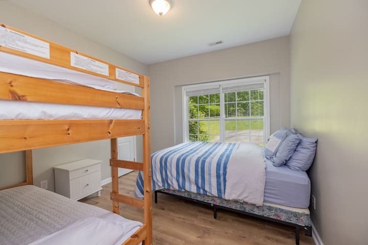 Dormitorio 3: cama tamaño queen con litera individual, ventilador de techo, mesa auxiliar del armario.   Capacidad para 4 personas.
