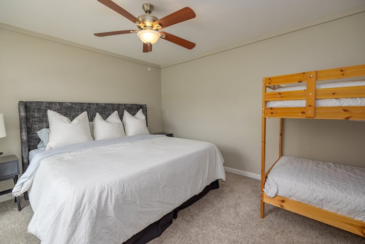 Dormitorio 5: en la planta baja, cama tamaño king con litera doble, ventilador de techo, cómoda.  Capacidad para 4 personas.