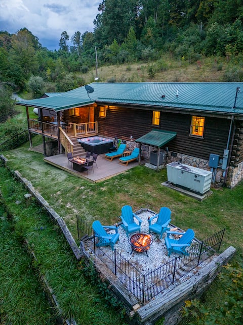 Ascension Cabin: hot tub, fire pit, pet friendly