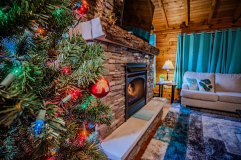 Ascension Cabin: hot tub, fire pit, babbling brook