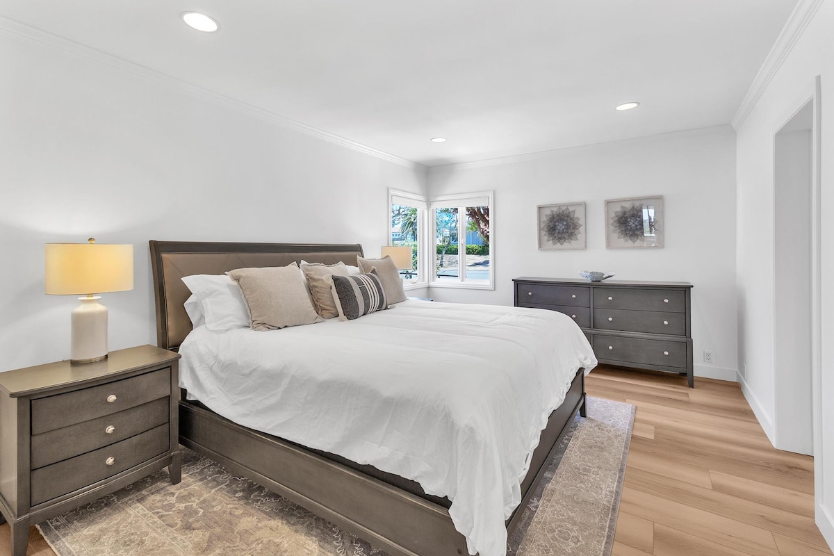 Hlavná spálňa (manželská posteľ) s vlastnou kúpeľňou