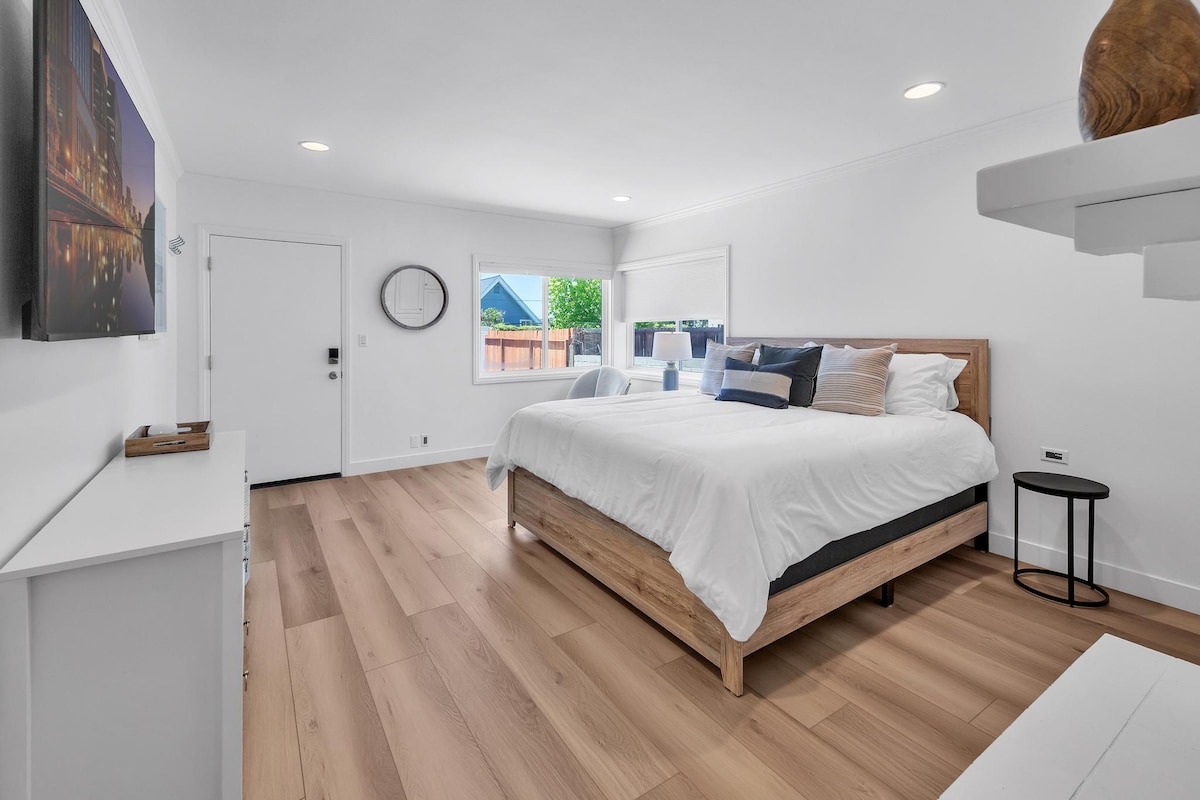 Spálňa pre hostí č.1 - poschodie suterénu s denným svetlom a manželskou posteľou