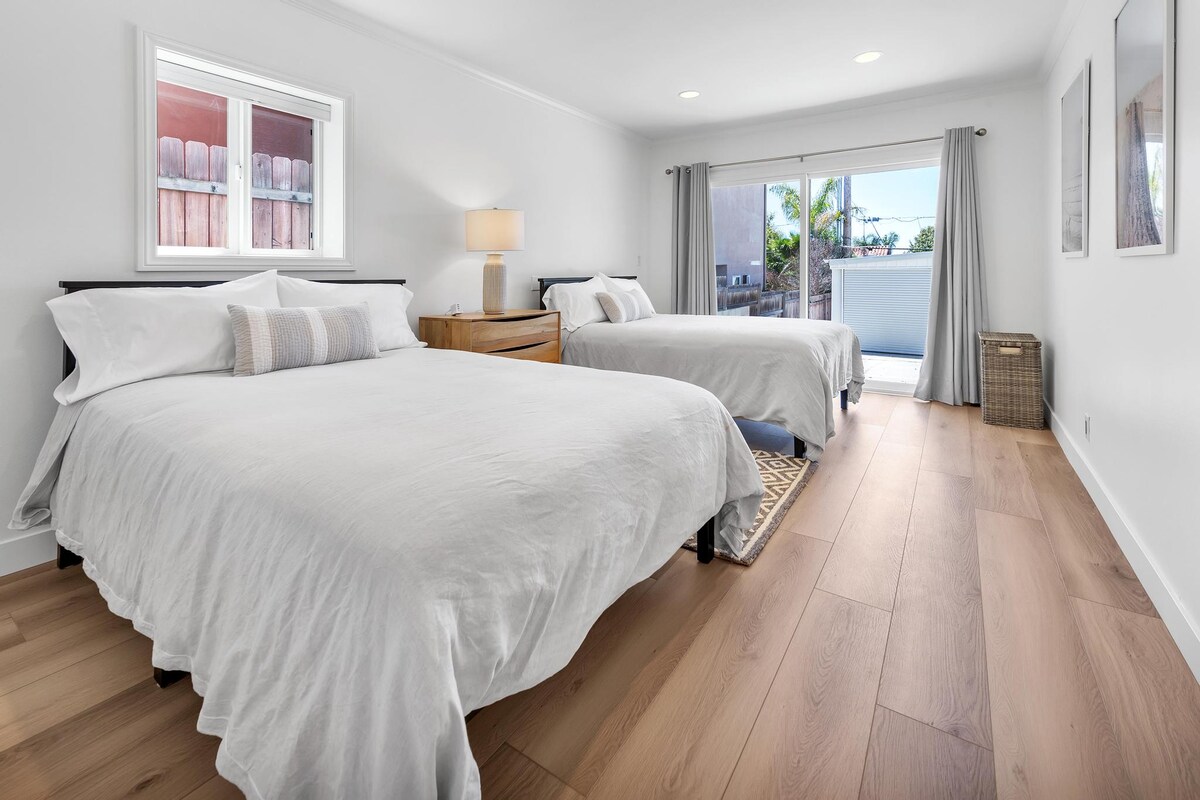 Spálňa pre hostí č.2 - poschodie suterénu s denným svetlom a 2 manželskými posteľami