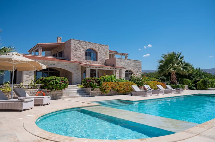 Villa Elia, By Hellocrete