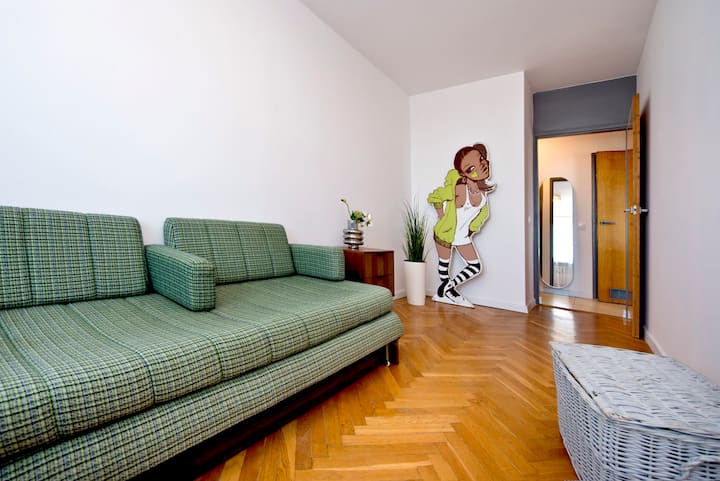 Mala spavaća soba sa sklopivom sofom za dvije osobe