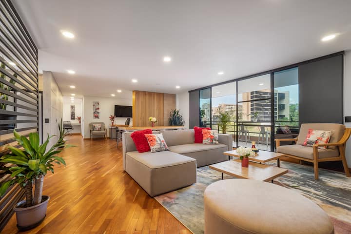 Very Spacious Apt With Balcony And Bbq, Quiet Area - Medellín, Colombia