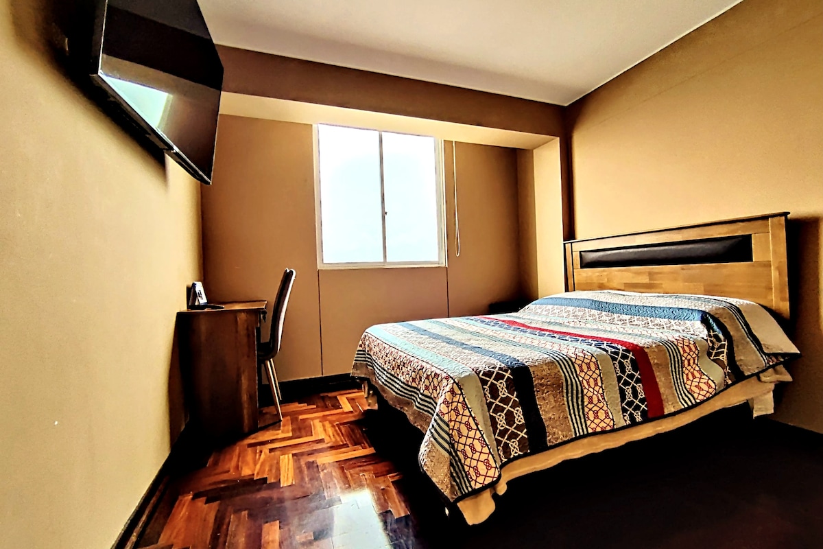 Geschikt voor 2 personen, bureau, nachtkastje, 55-inch tv, kast en rolgordijn.