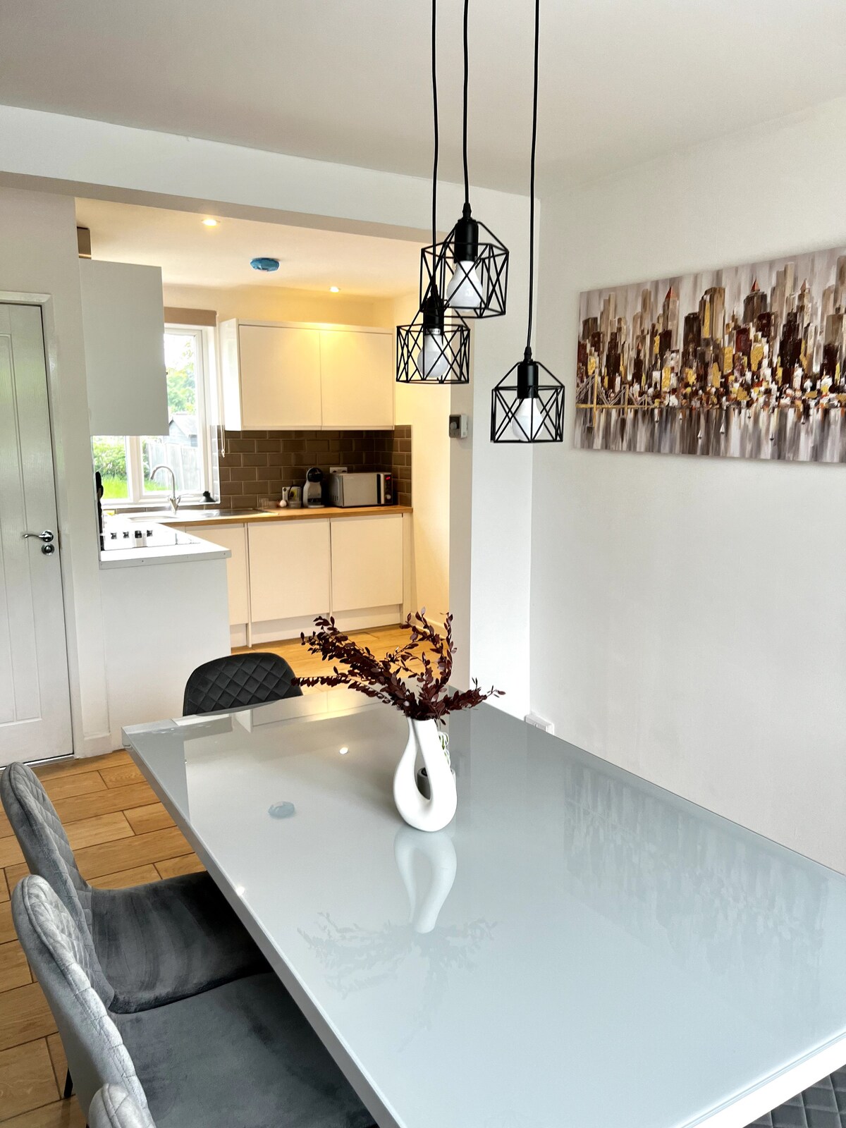 Successful Airbnb property: Groups/Families/Contractors- Newly Renovated 4-bed in Mackworth