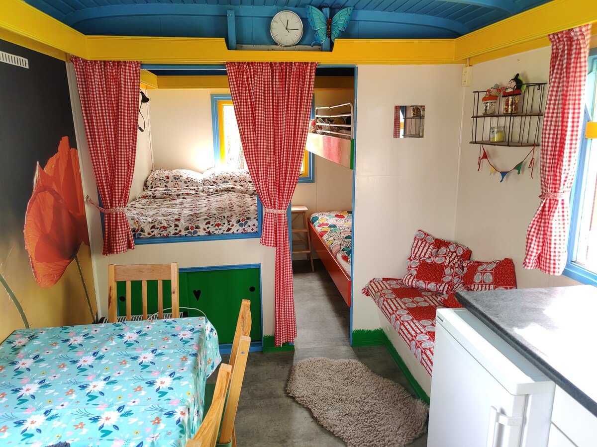 Mtazamo wa vyumba 2 vya kulala. Imetenganishwa na mbao na kufungwa kwa pazia.