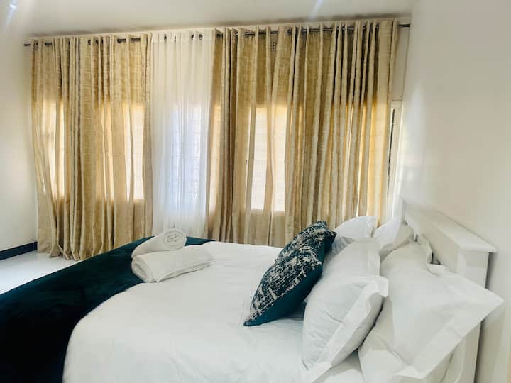 主卧，配有浴缸和淋浴设施