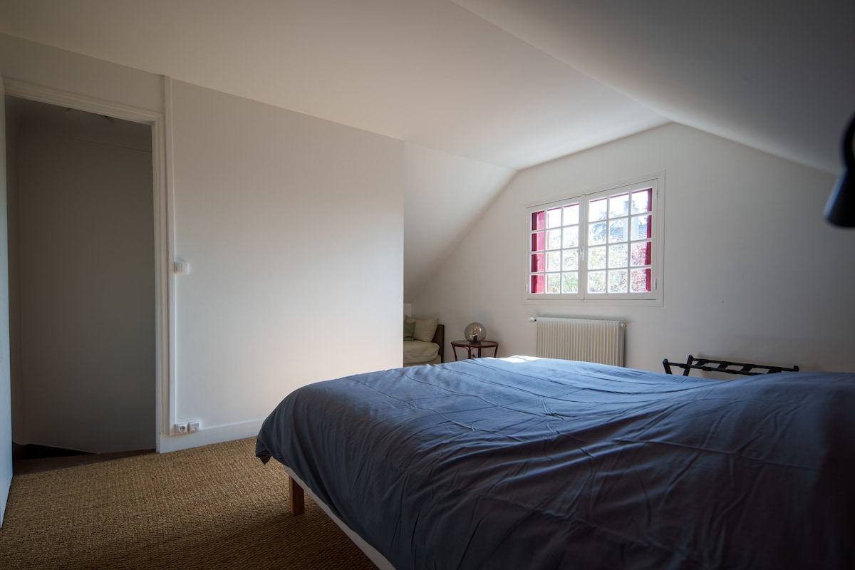 Chambre de l'étage - alcôve et cachette enfant