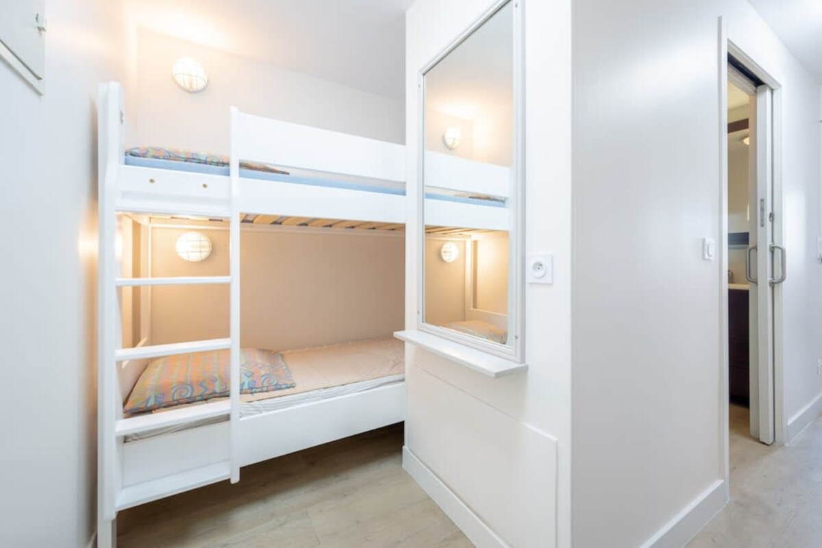  Vitanda 2 vya bunk. Inafaa kwa watoto.