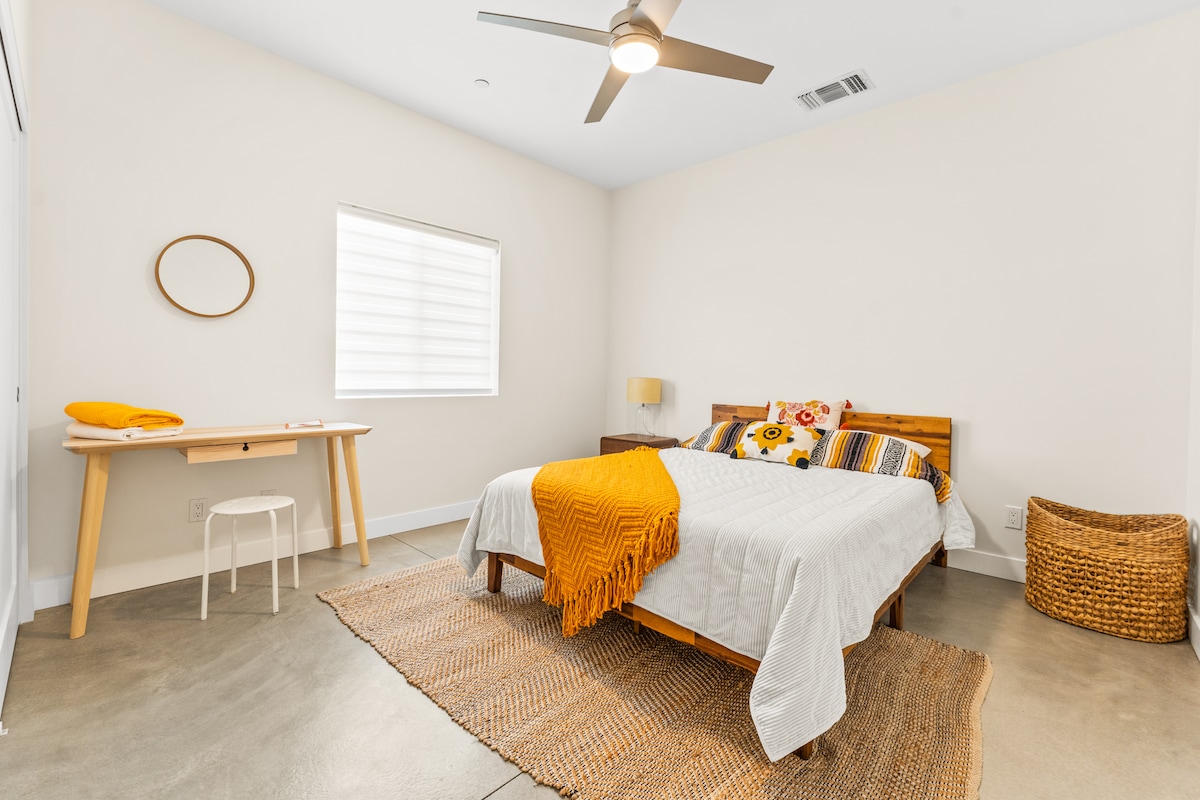 Ტკბილი ოცნებები, ნაყოფიერი დღეები! Დაისვენეთ მშვიდად დედოფლის ზომის საწოლზე, დატკბით ბუნებრივი განათებით და იპოვეთ კონცენტრაცია სამუშაო მაგიდის სივრცეში. Გელით დასვენებისა და პროდუქტიულობის ჰარმონიული ნაზავი