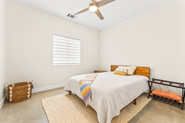 Fjet në stil! Dhoma jonë e rehatshme e gjumit ka një krevat dopio "queen", që premton net pushimi të lumtur. Zhytu në rehati dhe zgjohu i rinovuar për një ditë krejt të re