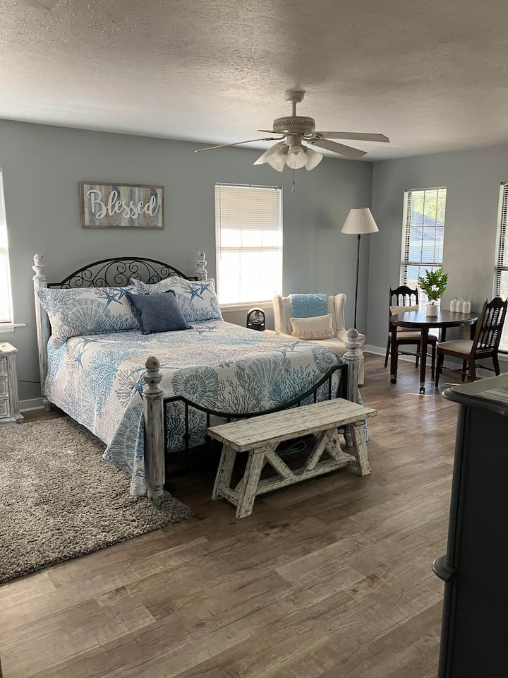 Beautiful Creekside Apt Short/Long Term Stays Houses for Rent in