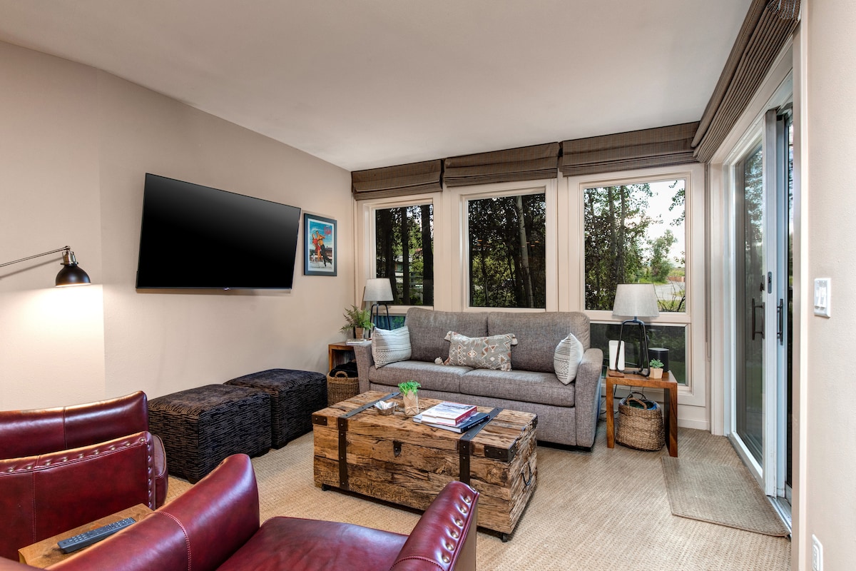 El salón cuenta con vistas a Trail Creek, jardín arbolado y espacio abierto al Sun Valley Resort. 