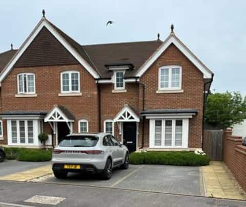 Stunning House central Farnham/Parking