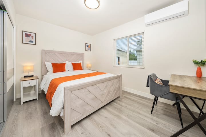 Shtëpia 2
Dhoma 1: Krevat dopio "Queen" me hapësirë pune