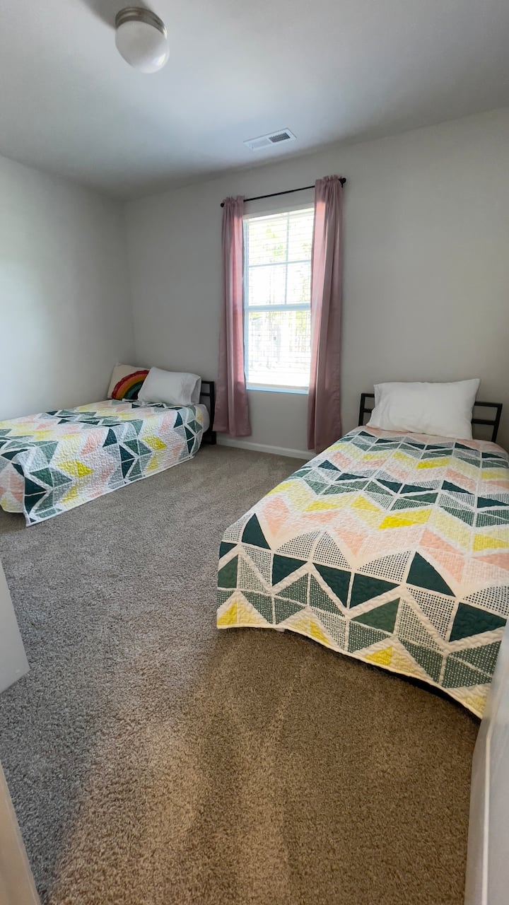 ห้องนอนที่สามนี้มีเตียงแฝด 2 เตียง