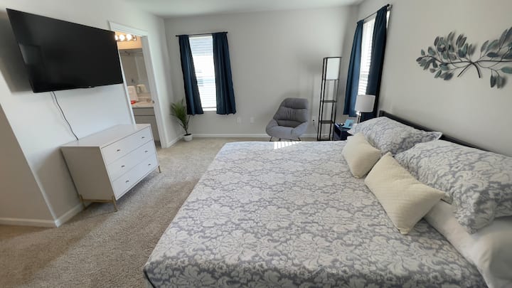 ห้องนอนหลักพร้อมเตียงคิงไซส์ที่สะดวกสบายและห้องน้ำในตัว เตียงเด็กแบบพกพาอยู่ในตู้เสื้อผ้าและสามารถวางไว้ที่ใดก็ได้ที่คุณต้องการ 