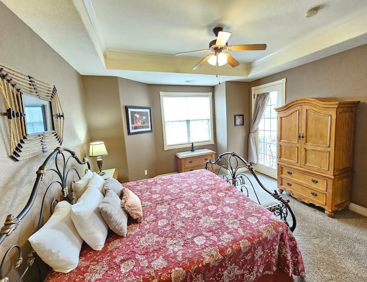 Pana Chumba cha kulala cha Mwalimu na samani mpya, dari zilizofunikwa, na mtazamo wa ajabu!