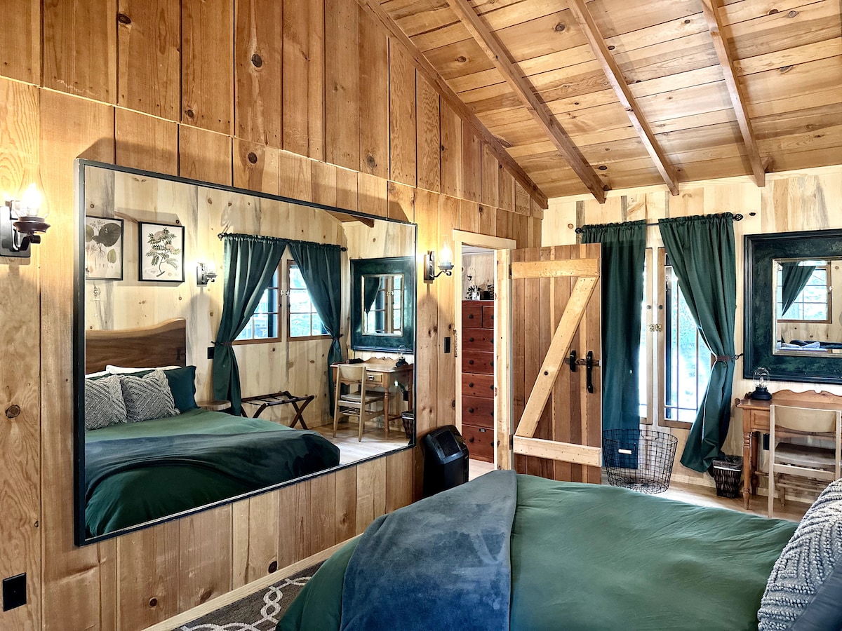 Emerald Cabin in the Pines Houses for Rent in Cobb, California