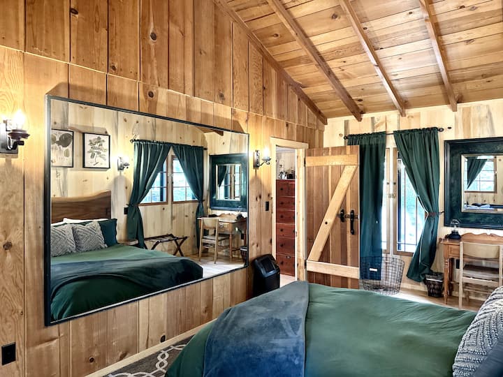 Emerald Cabin in the Pines Houses for Rent in Cobb, California