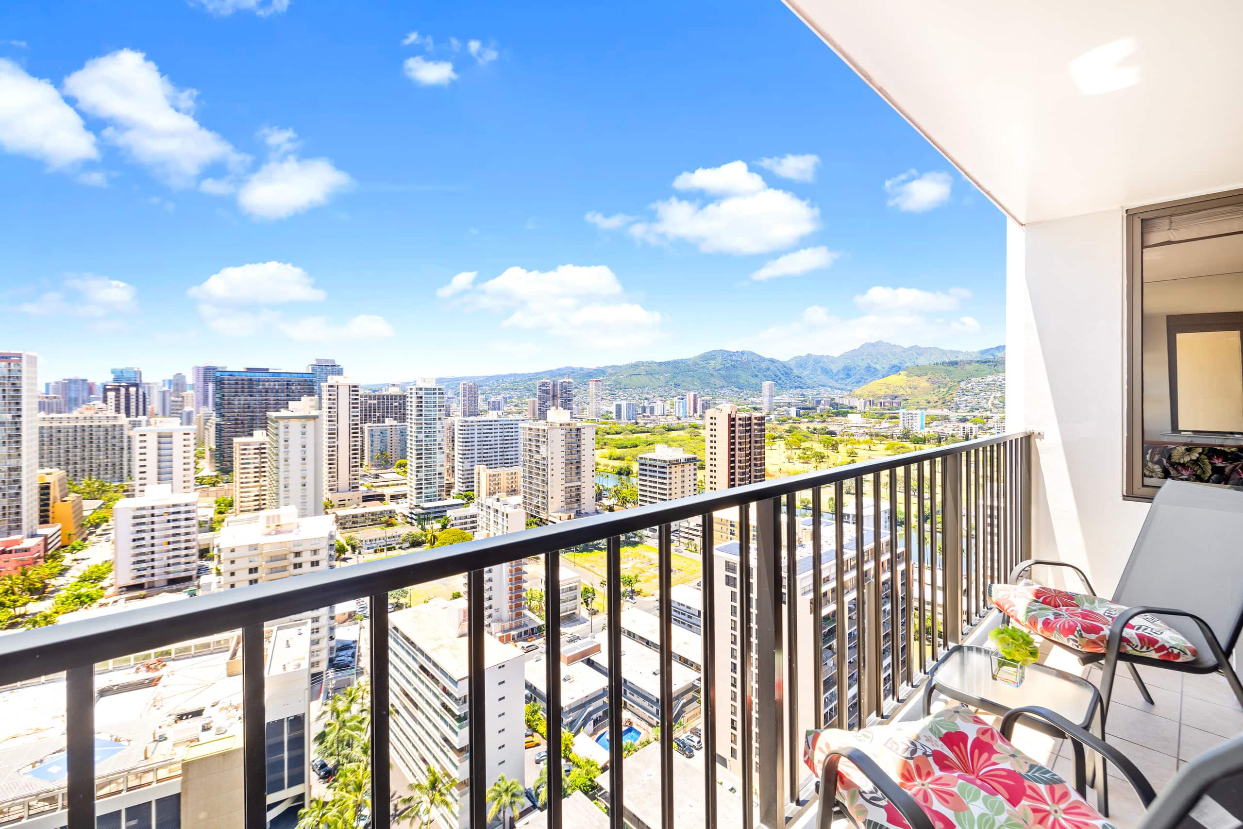 Condo in Honolulu · ★4.89 · 1 bedroom · 2 beds · 1 private bath - Image 20