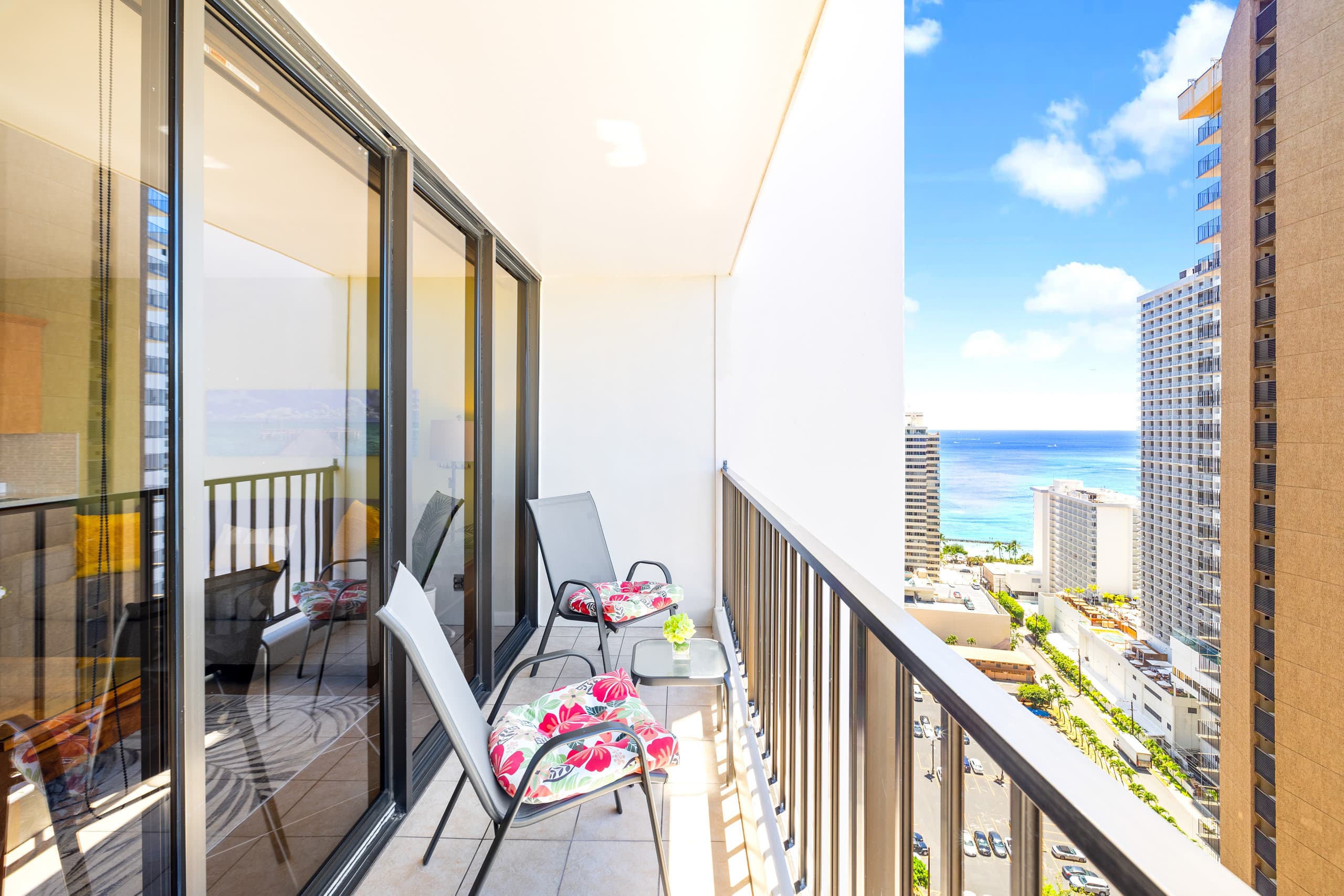 Condo in Honolulu · ★4.89 · 1 bedroom · 2 beds · 1 private bath - Image 19