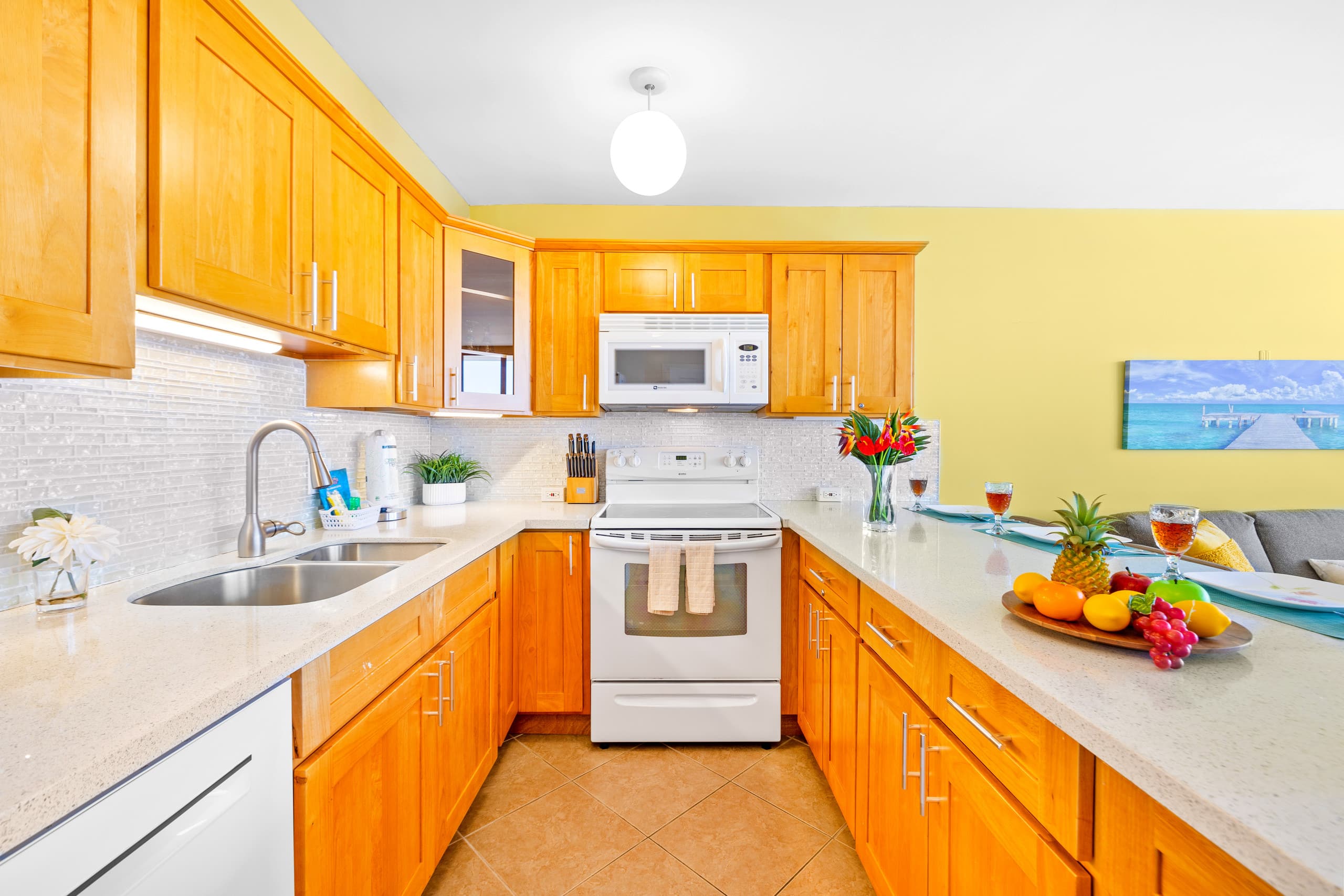 Condo in Honolulu · ★4.89 · 1 bedroom · 2 beds · 1 private bath - Image 7