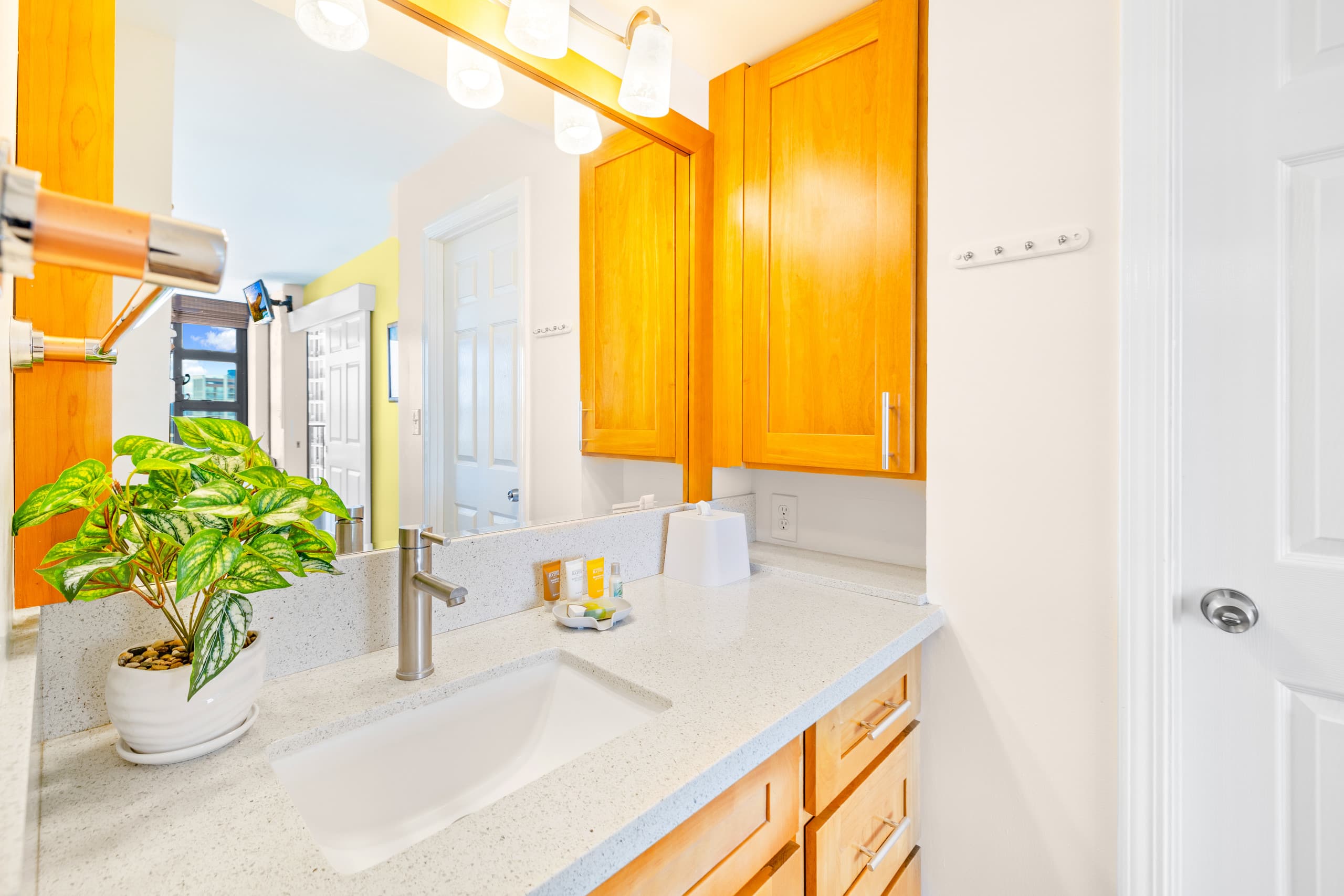 Condo in Honolulu · ★4.89 · 1 bedroom · 2 beds · 1 private bath - Image 15