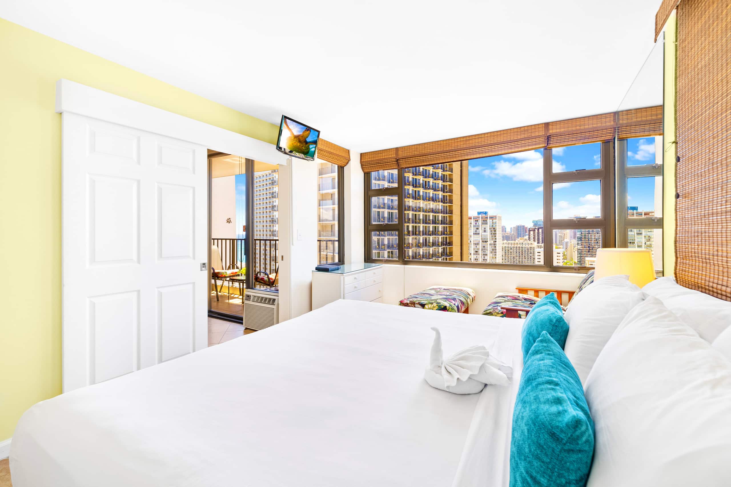 Condo in Honolulu · ★4.89 · 1 bedroom · 2 beds · 1 private bath - Image 14