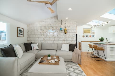 Top performing Airbnb: Ocean View | Walk to Downtown & Beach | Skylight in Gloucester