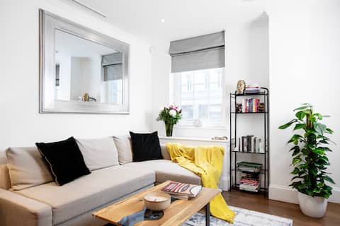 Popular Airbnb listing: Stylish flat in Covent Garden in City Of Westminster