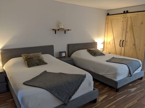 3 minutes from MSA! Beautiful studio on the garden level!