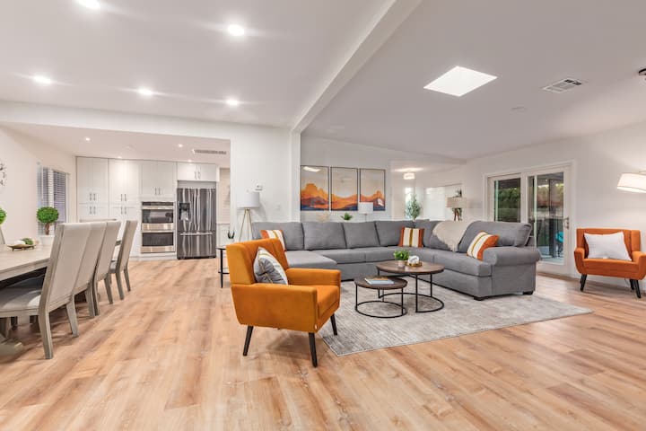 تتميز غرفة المعيشة بالأريكة الأكثر راحة التي يمكن تخيلها! انتشر على الأريكة واسترخي!