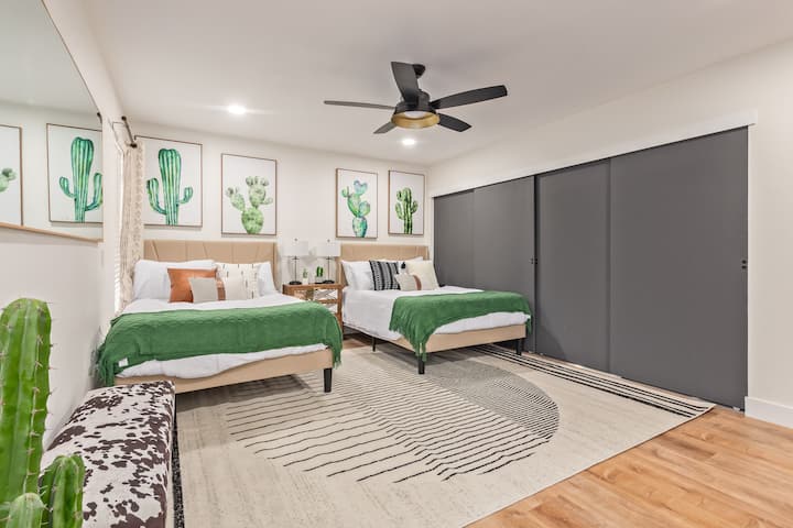 استمتع بالراحة على الأسرة المريحة مع ملاءات ذات جودة فندقية وألحفة جديدة والكثير من الوسائد.