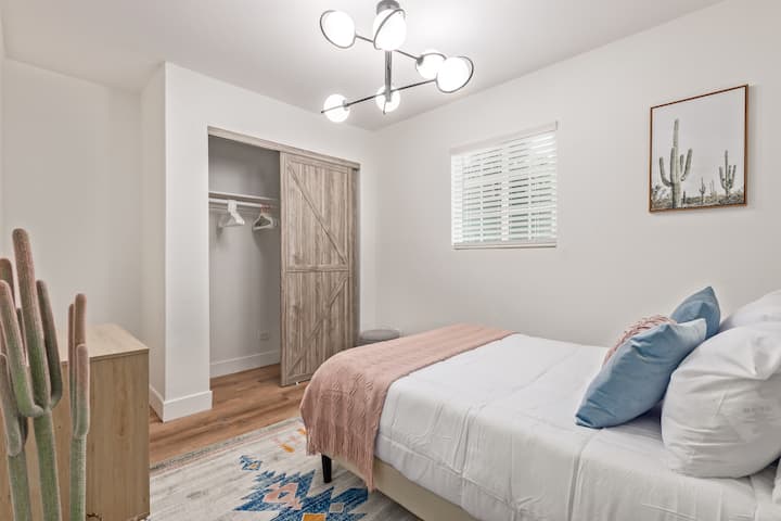 استمتع بالراحة على الأسرة المريحة مع ملاءات ذات جودة فندقية وألحفة جديدة والكثير من الوسائد.