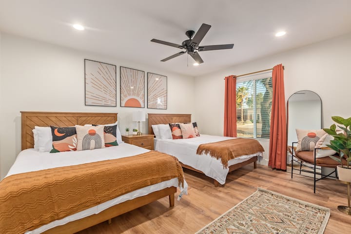 استمتع بالراحة على الأسرة المريحة مع ملاءات ذات جودة فندقية وألحفة جديدة والكثير من الوسائد.